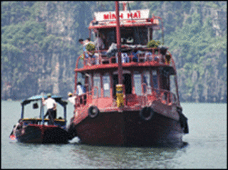 Tàu chở du khách tại vịnh Hạ Long-hình minh họa