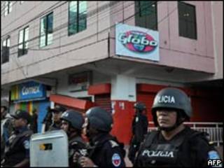 Militares hondurenhos em frente à sede da Rádio Globo nesta segunda-feira (AFP)