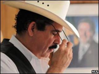 O presidente deposto de Honduras, Manuel Zelaya, na embaixada brasileira em Tegucigalpa nesta segunda-feira (AFP)