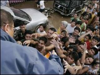Phát hàng cứu trợ ở Philippines