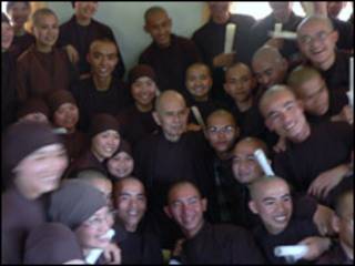 Thiền sư Thích Nhất Hạnh cùng các tu sinh tại Bát Nhã năm 2007