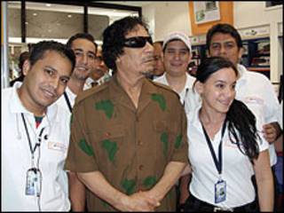 Gadafi y los empelados de la tienda Margarita Star PC
