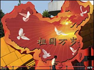 Mapa decorativo de China en una calle de Pekín