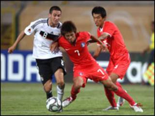 لاعبون كوريان وألماني