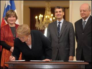 Firma de proyectos que crearán el Ministerio de Asuntos Indígenas y el Consejo de Pueblos Indígenas. Cortesía Presidencia de Chile.