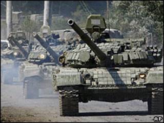Tanques rusos en la frontera con Georgia