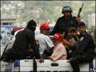 Partidários de Zelaya são detidos pela polícia nesta quarta-feira (AP)
