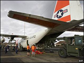 Trabajadores del aeropuerto de Pago Pago en la Samoa estadounidense descargan ayuda de emergencia