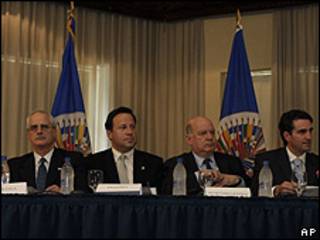 José Miguel Insulza y otros funcionarios de la OEA