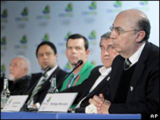 Da esquerda para a direita, o tenista Gustavo Kuerten, o escritor Paulo Coelho, o ministro do Esporte, Orlando Silva, o iatista Torben Grael, o técnico Carlos Aberto Parreira e o presidente do BC, Henrique Meirelles, em entrevista em Copenhague (AP)