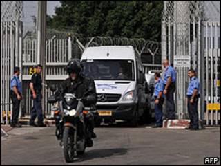 Prisioneras palestinas siendo liberadas de una prisión israelí