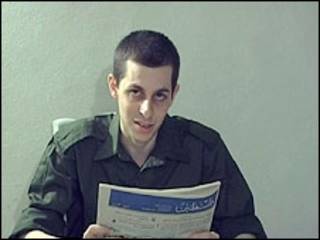 Imagem do vídeo em que Gilad Shalit aparece (arquivo)