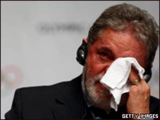 Lula chora ao assinar contrato com o COI para que o Rio sedie a Olimpíada de 2016 (Getty Images)