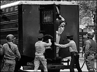 Familiares de desaparecidos en Argentina