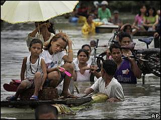 Residentes afectados por la inundaciones en la provincia de Rizal, al este de Manila, 3 octubre 2009
