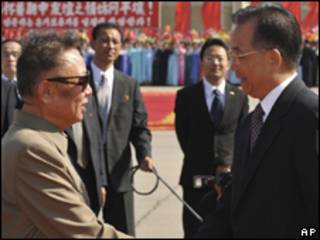 Kim Jon-il (esq.) recebe o premiê chinês Wen Jiabao em Pyongyang neste domingo (AP)