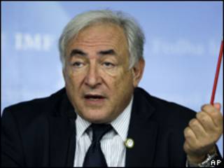 O diretor-gerente do FMI, Dominique Strauss-Kahn, durante coletiva neste domingo (AP)