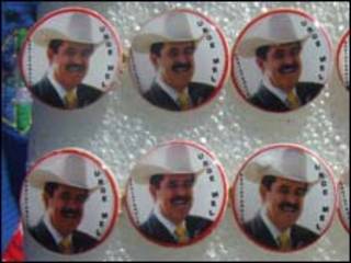 Buttons de Manuel Zelaya à venda em Tegucigalpa (foto Bruno Garcez)