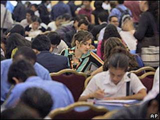 Personas realizando una prueba de trabajo.