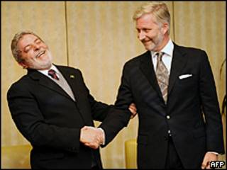 O presidente Lula cumprimenta o príncipe Philippe da Bélgica