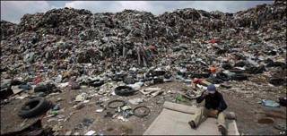 Hombre en un vertedero de basura en Ciudad de México, 3 septiembre 2009