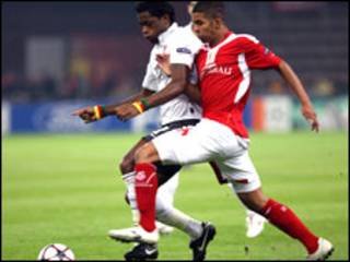 المهدي كارسيلا من ستاندار دلييج يراوغ لاعب أرسينال الإنجليزي ألكساندر سونج