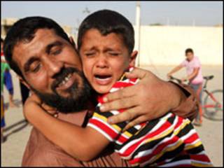 طفل يعانق والده المفرج عنه (بغداد-270909)