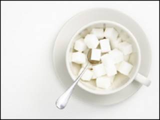 Terrones de azúcar en una taza