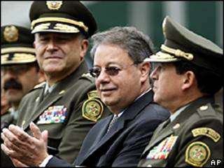 Gabriel Silva, ministro de Defensa de Colombia junto a los líderes de la Policía Nacional de Colombia. Archivo: 25 de septiembre 2009.