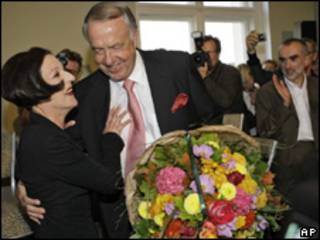 Müller recibe flores del ministro alemán de Cultura
