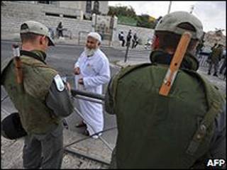 Soldados israelíes revisan documentos en Jerusalén Oriental