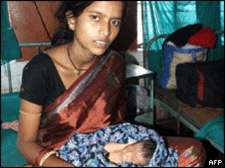 Rinku Devi Raj e seu bebê