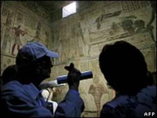 Các nhà khảo cổ trong mộ gần Luxor