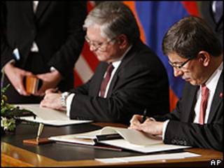 Edouard Nalbadian y Ahmet Davutoglu, cancilleres de Armenia y Turquía.