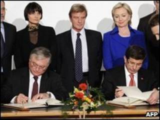 Ministros assinando acordo