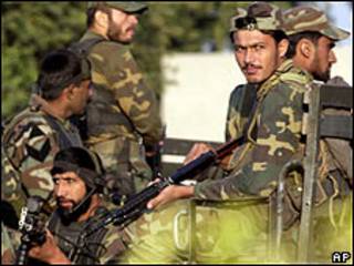 Soldados cerca del cuartel general en Rawalpindi