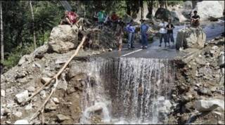 Várias cidades continuam isoladas