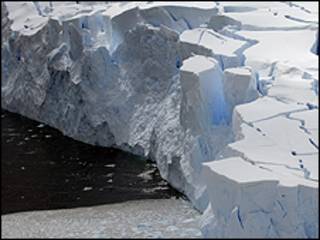 Glaciar en la bahía de Neko en la Antártida