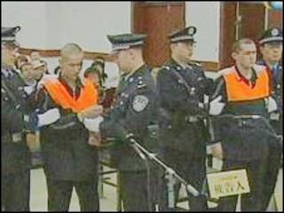 Dois suspeitos e a polícia na Justiça da China
