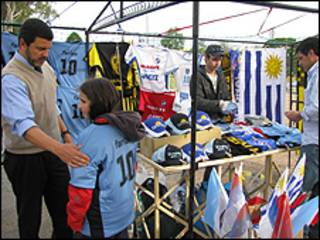 Vendedor de camisetas de Uruguay