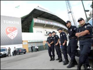 Policiais protegem estádio onde partida será realizada