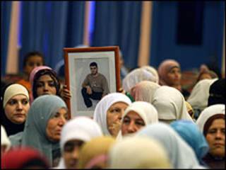 اقارب معتقلين فلسطينيين
