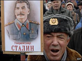 Manifestante con un cartel de Stalin