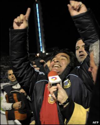 Maradona comemora após vitória sobre o Uruguai