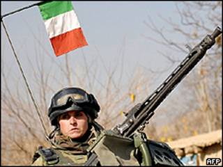 Una soldado italiana en Paghman, Afganistán. Foto de archivo: 24/09/07