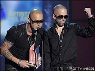 Wisin yYandel reciben premio MTV