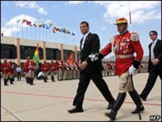 El presidente de Ecuador, Rafael Correa, es recibido con honores a su arribo a Cochabamba