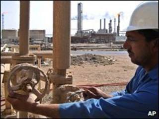Công nhân nhà máy dầu gần Basra