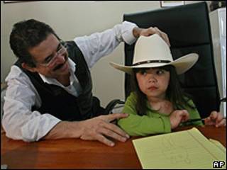 Manuel Zelaya con su nieta