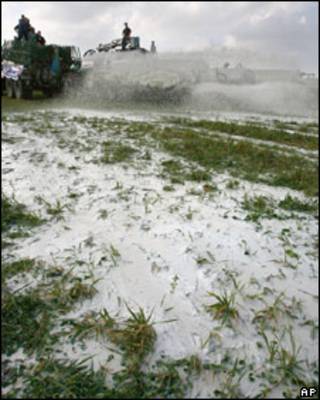 Productores franceses derramaron leche en los campos